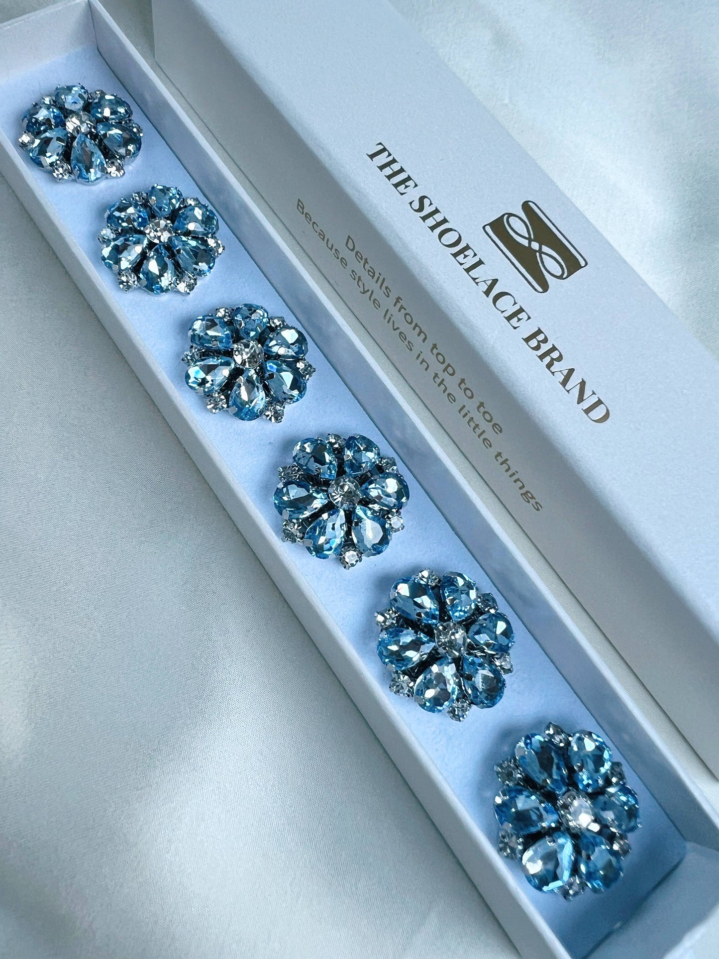The Shoelace Brand Hollie – Light Blue & White Flower -nappikoru 6 kpl