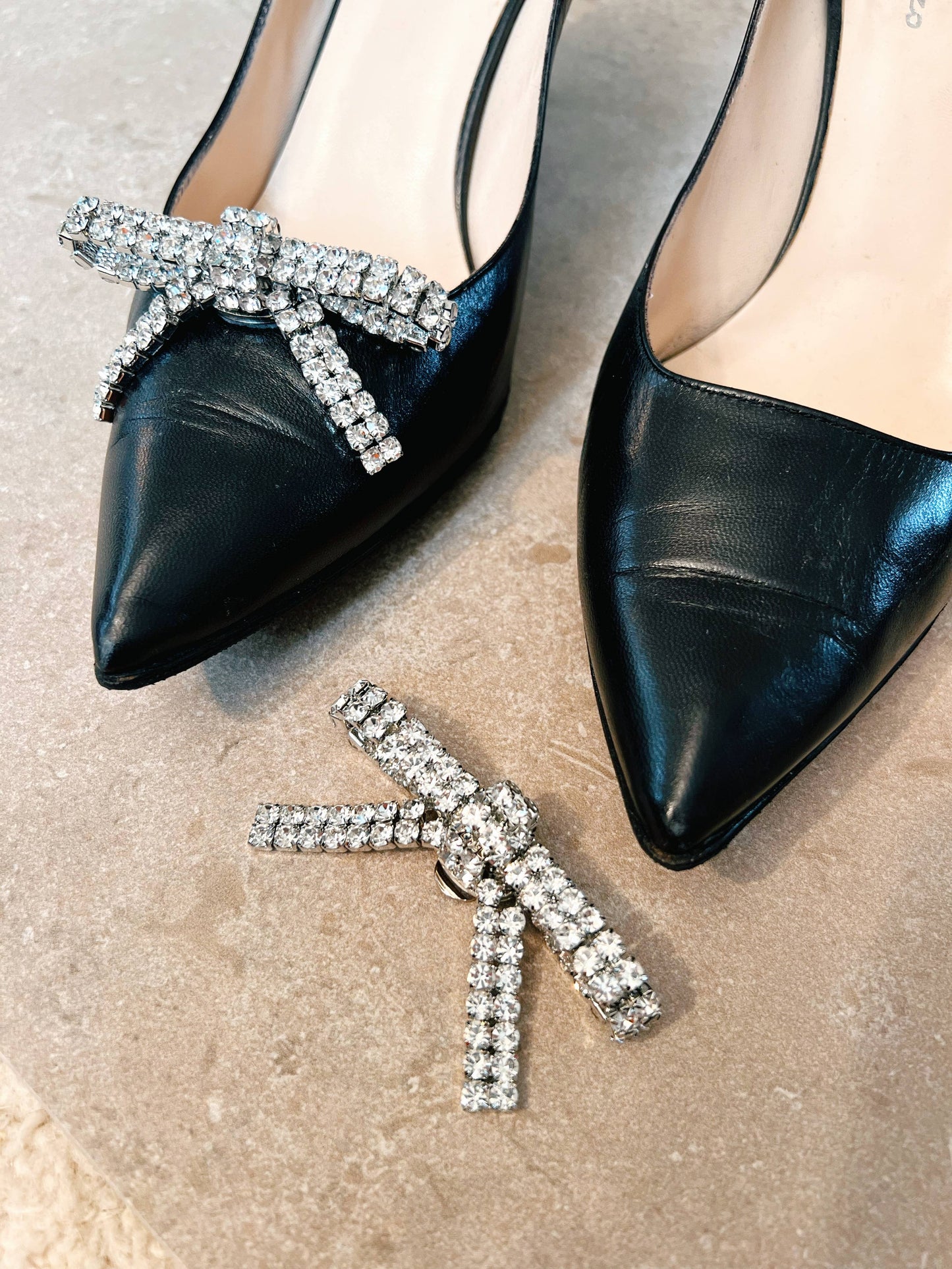 The Shoelace Brand White Crystal Glitter Bow -kenkäkoru
