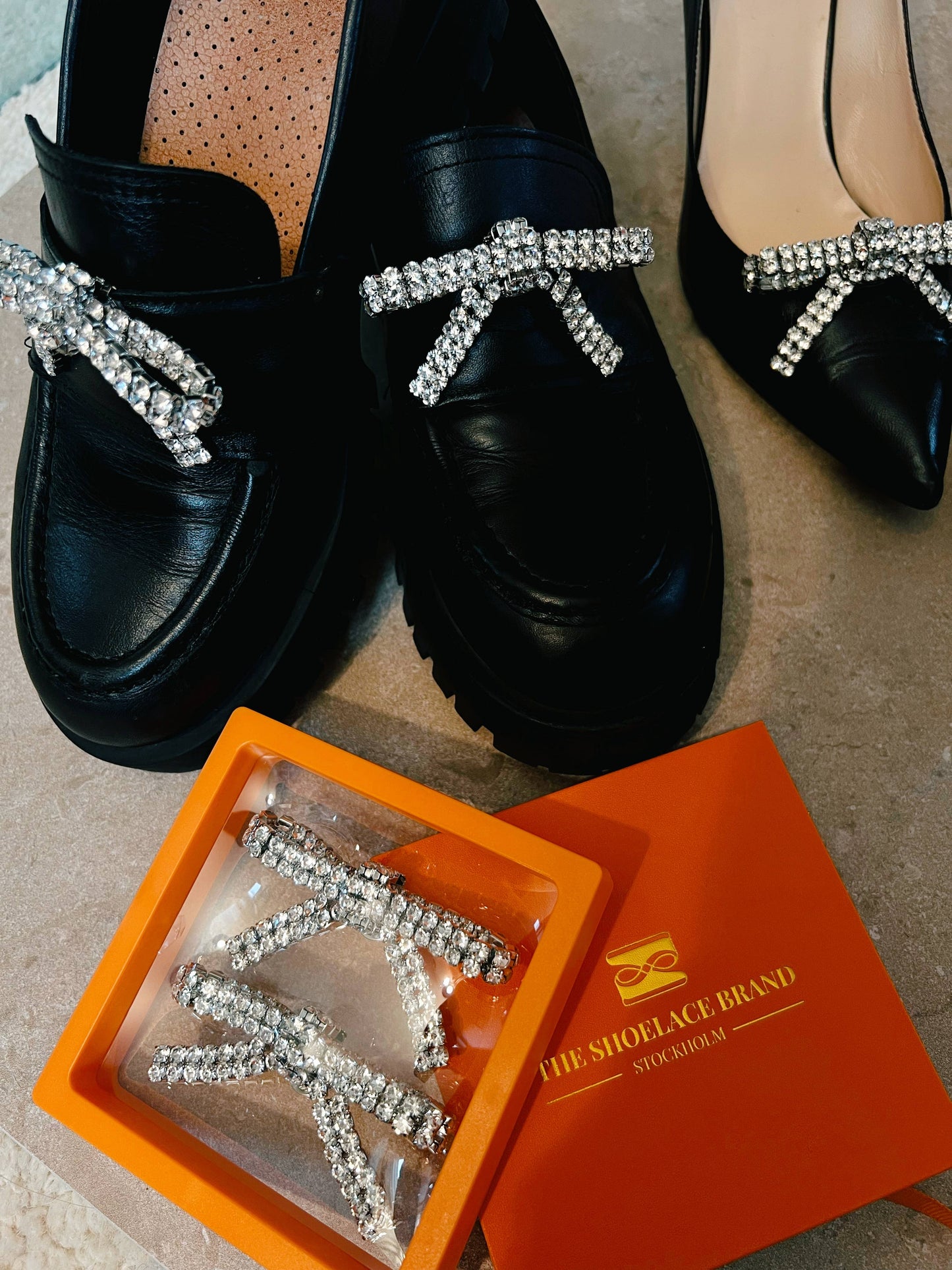 The Shoelace Brand White Crystal Glitter Bow -kenkäkoru