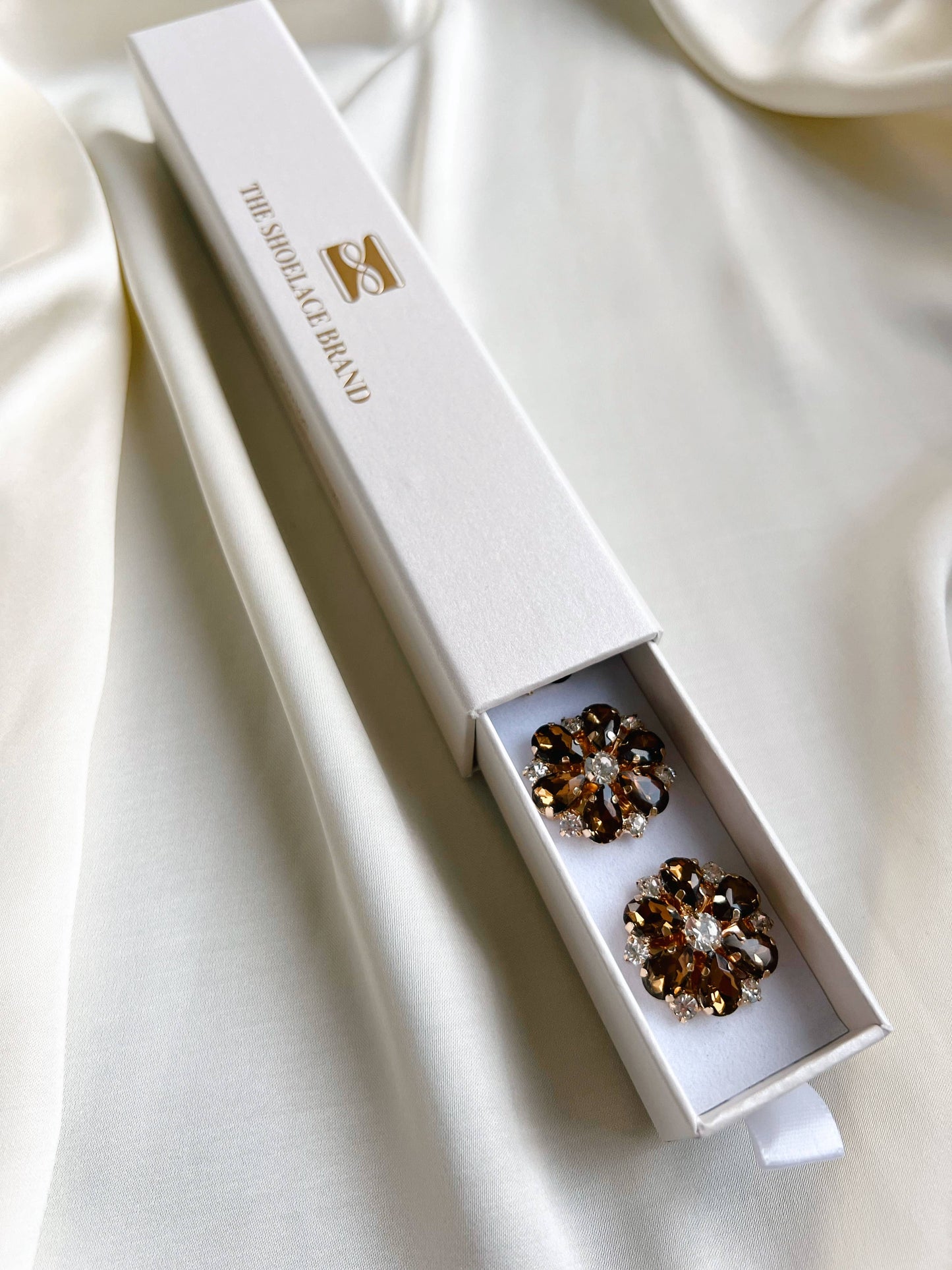 The Shoelace Brand Erika – Brown Pearl Flower -nappikoru 6 kpl