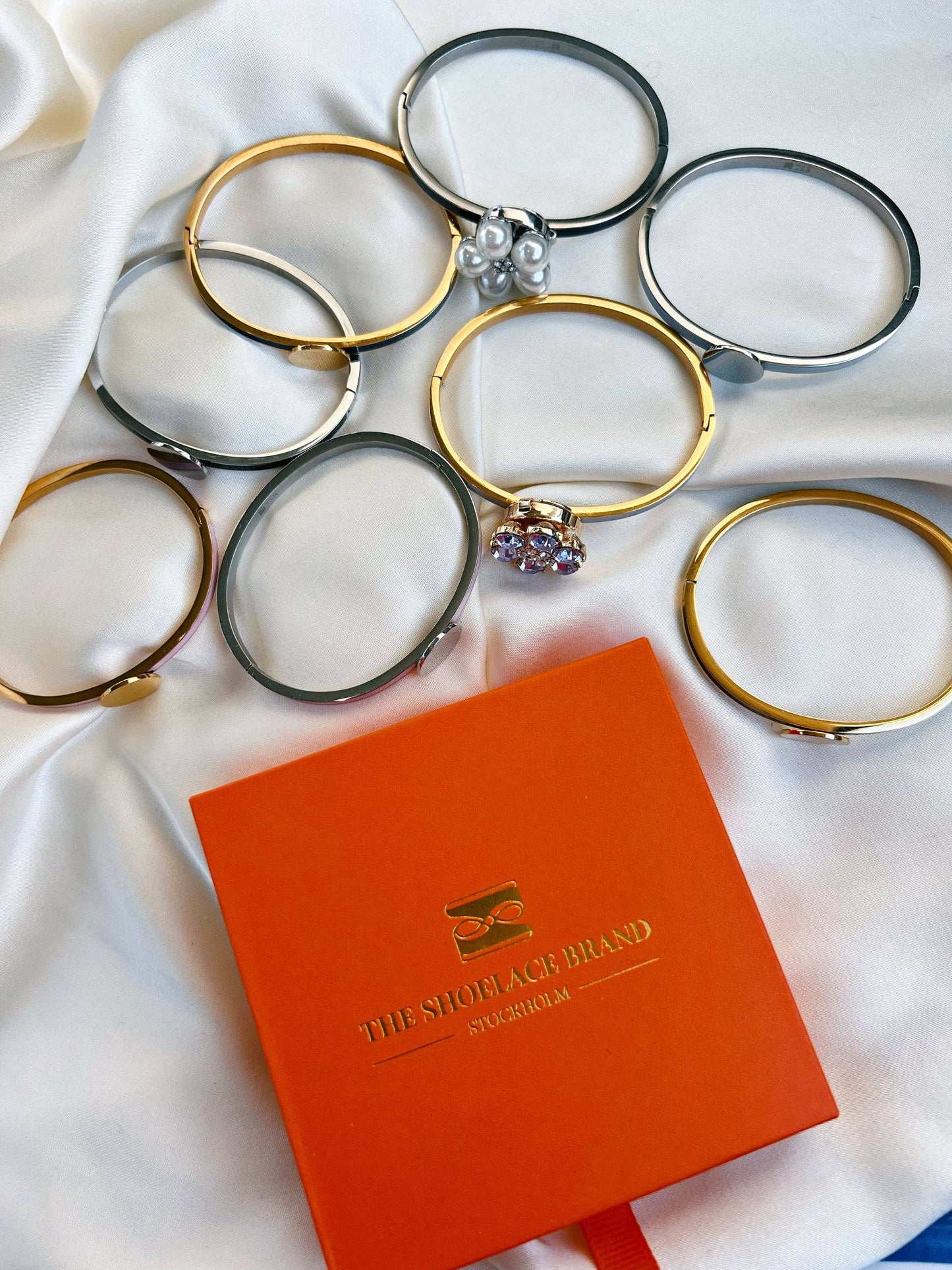 The Shoelace Brand Black Gold Cuff -rannekoru