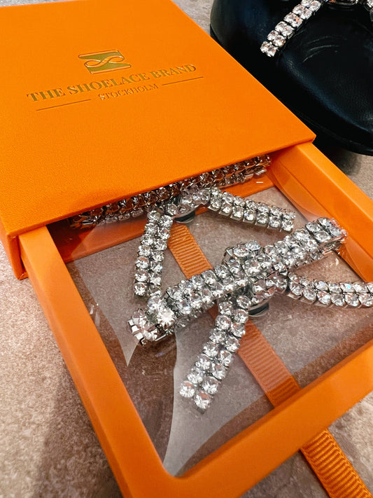 The Shoelace Brand White Crystal Glitter Bow -kenkäkoru