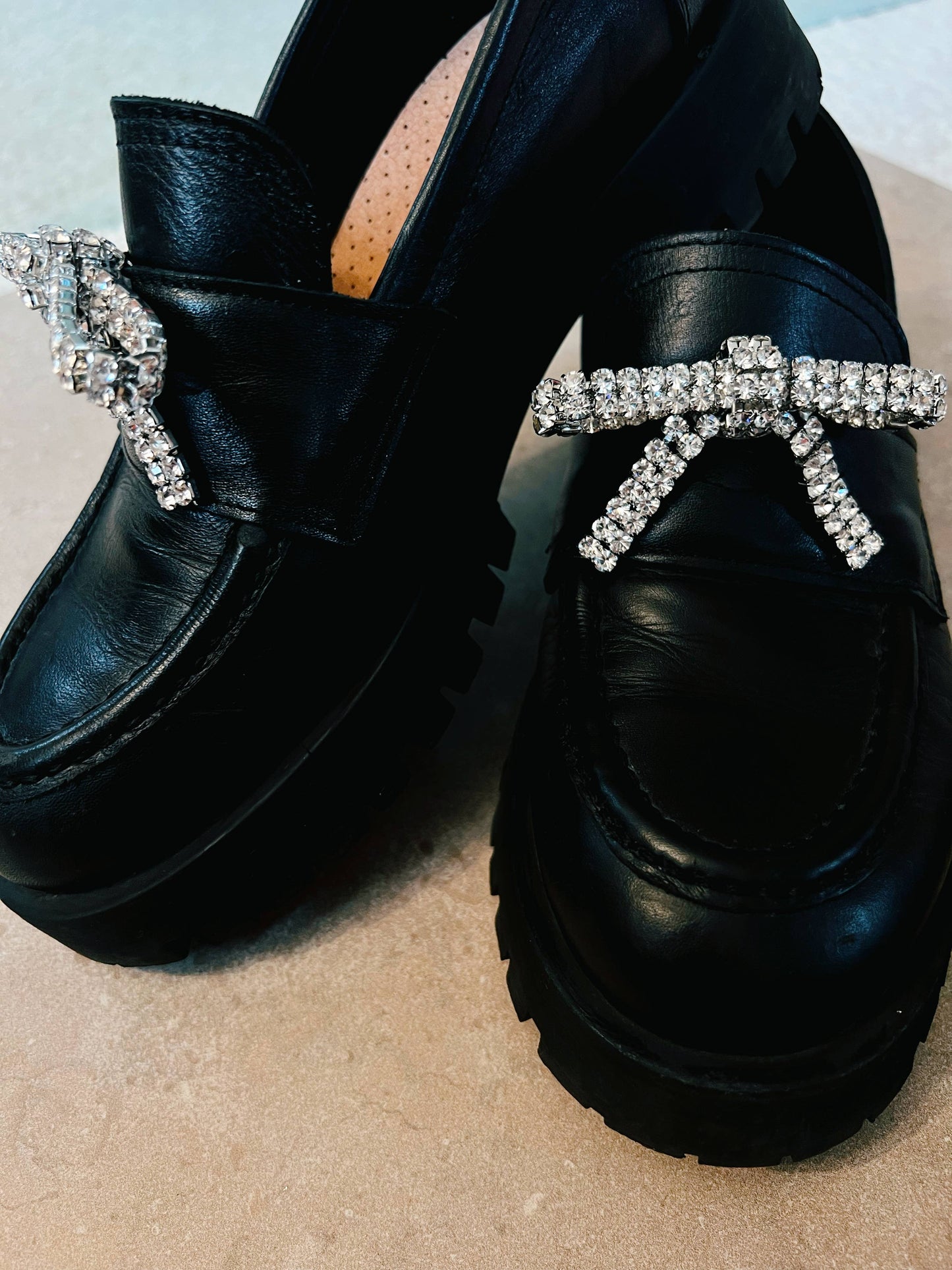 The Shoelace Brand White Crystal Glitter Bow -kenkäkoru