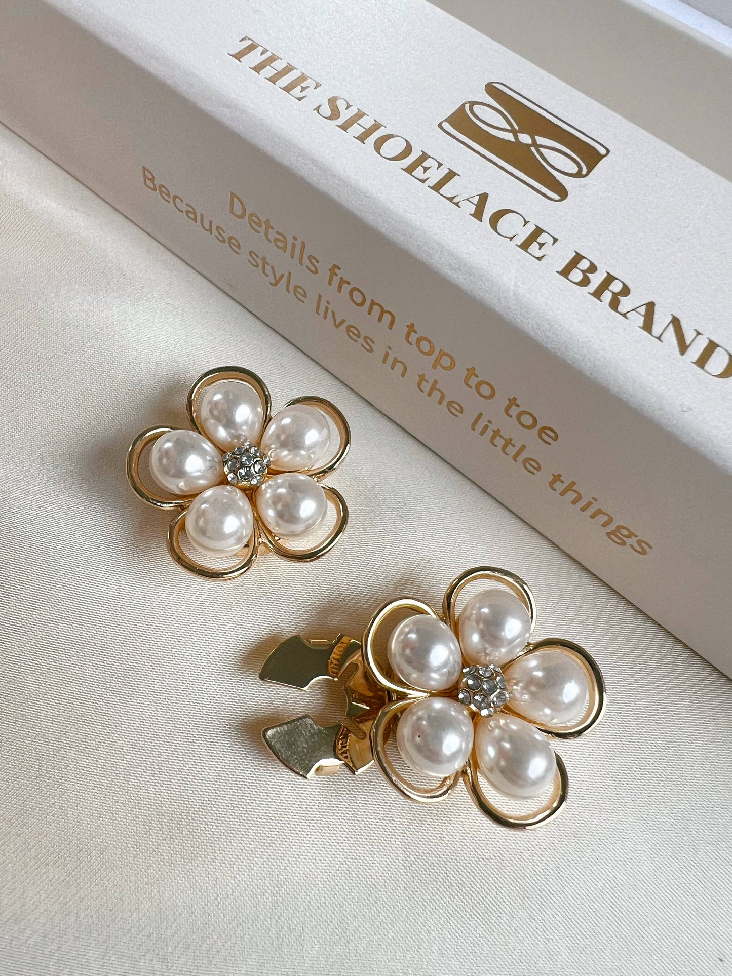 The Shoelace Brand Felicia – Pearl Flower -nappikoru 6 kpl