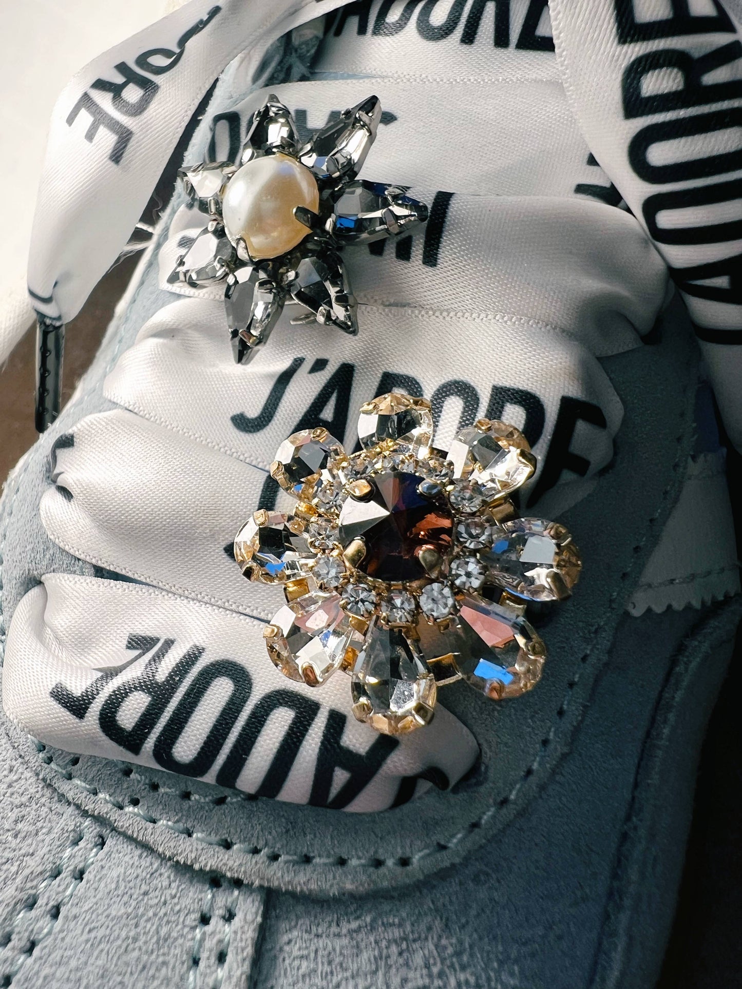 The Shoelace Brand Black & White Crystal Shoe Charm Set 4 kpl