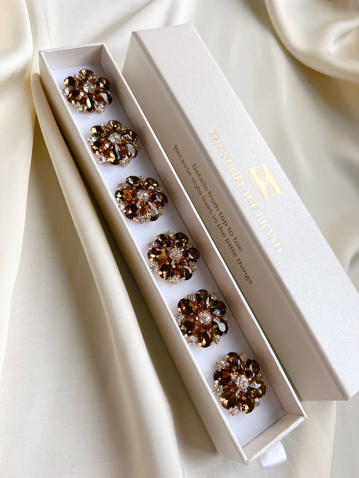 The Shoelace Brand Erika – Brown Pearl Flower -nappikoru 6 kpl