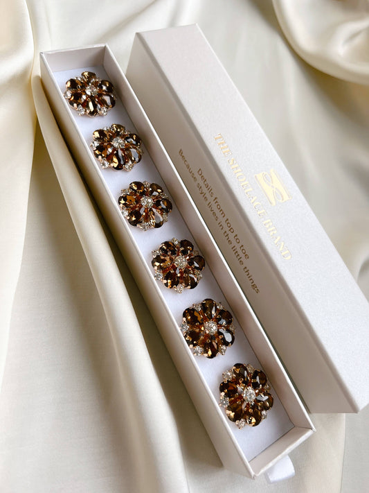 The Shoelace Brand Erika – Brown Pearl Flower -nappikoru 6 kpl