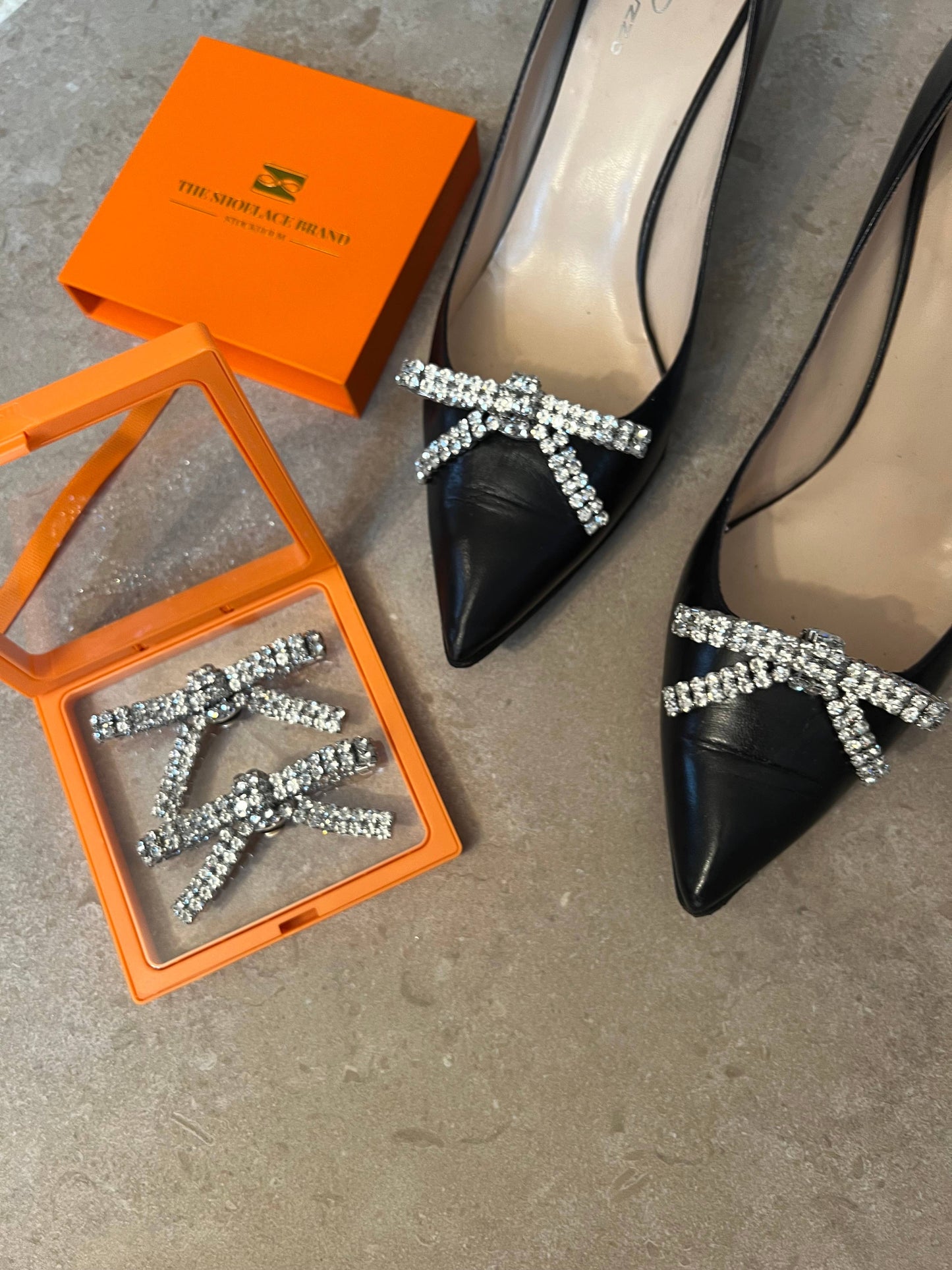 The Shoelace Brand White Crystal Glitter Bow -kenkäkoru