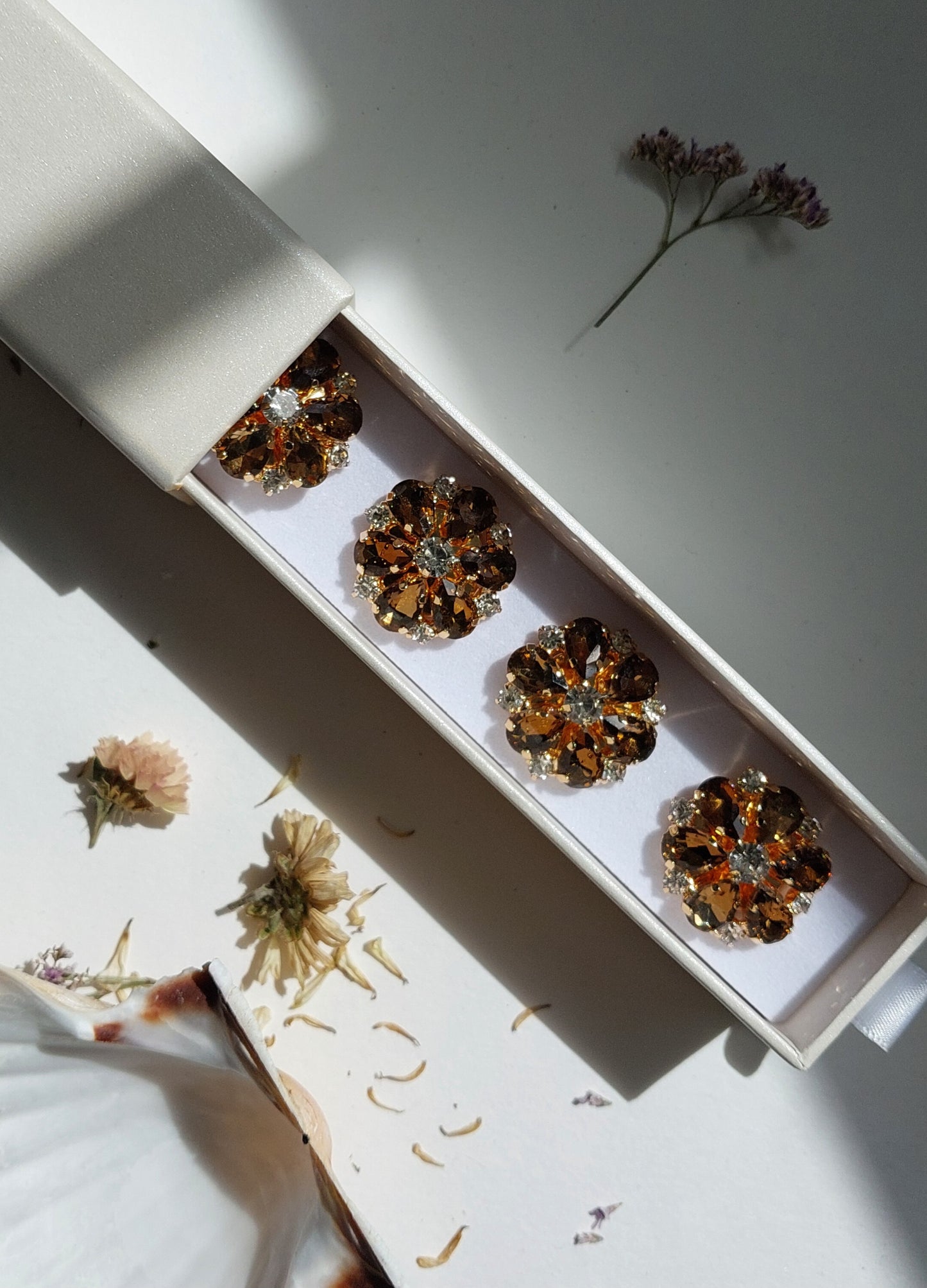 The Shoelace Brand Erika – Brown Pearl Flower -nappikoru 6 kpl
